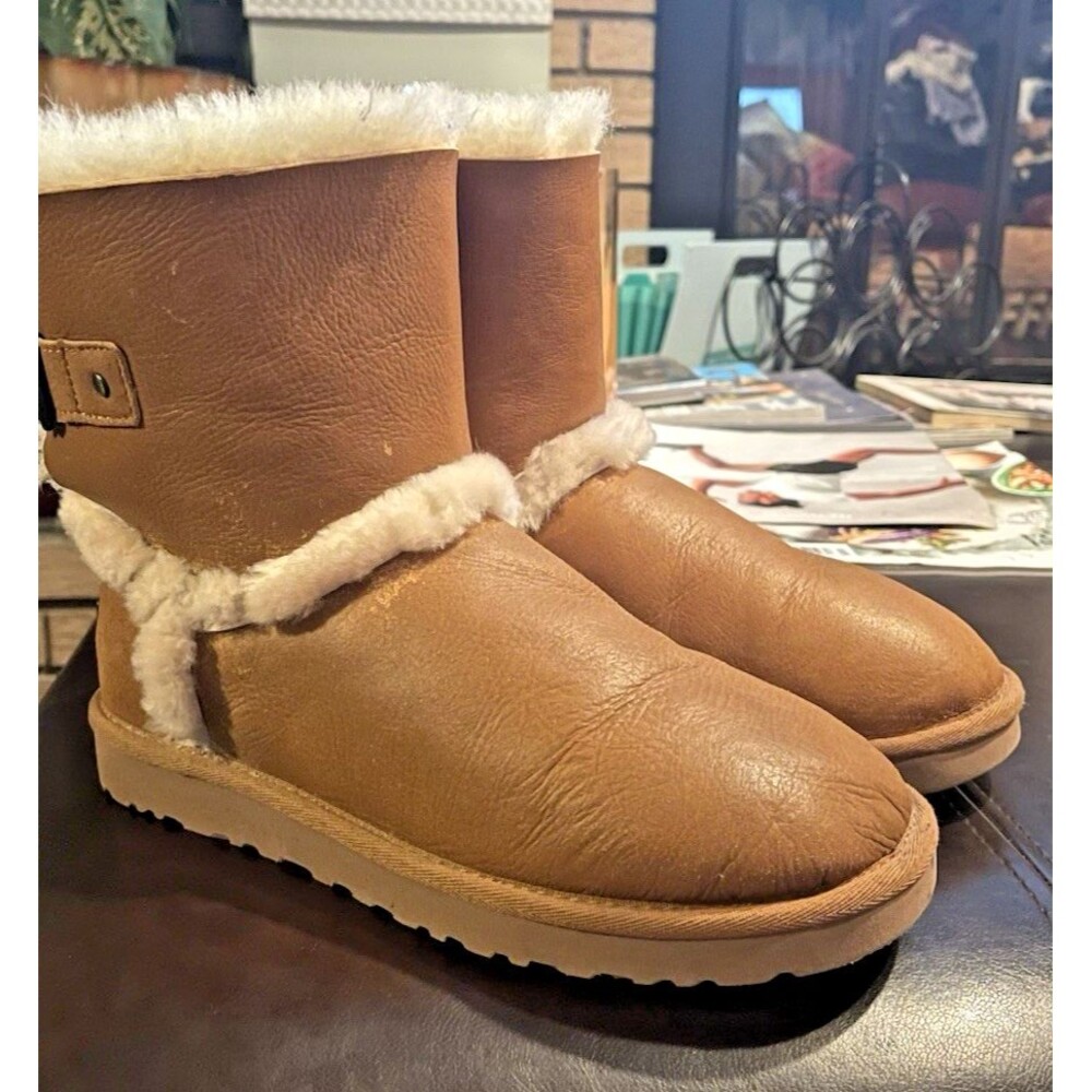 UGG Women's Airehart boots in a chestnut leather color Size 8 Shearling Winter
